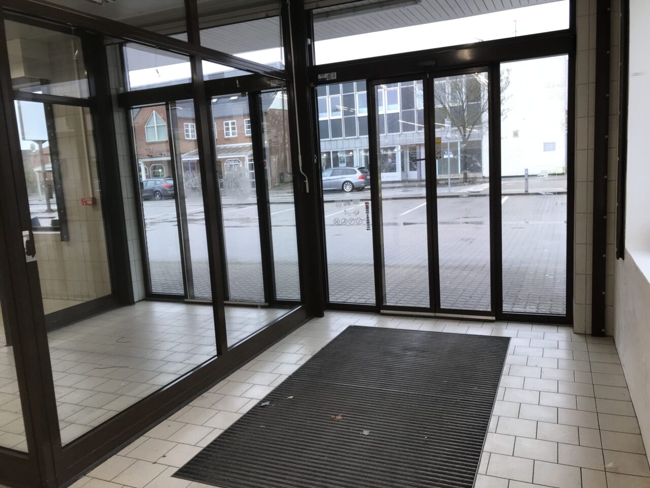 Erhvervsejendom til Leje i Toftlund -Indgang med glas slide dør og sort ramme