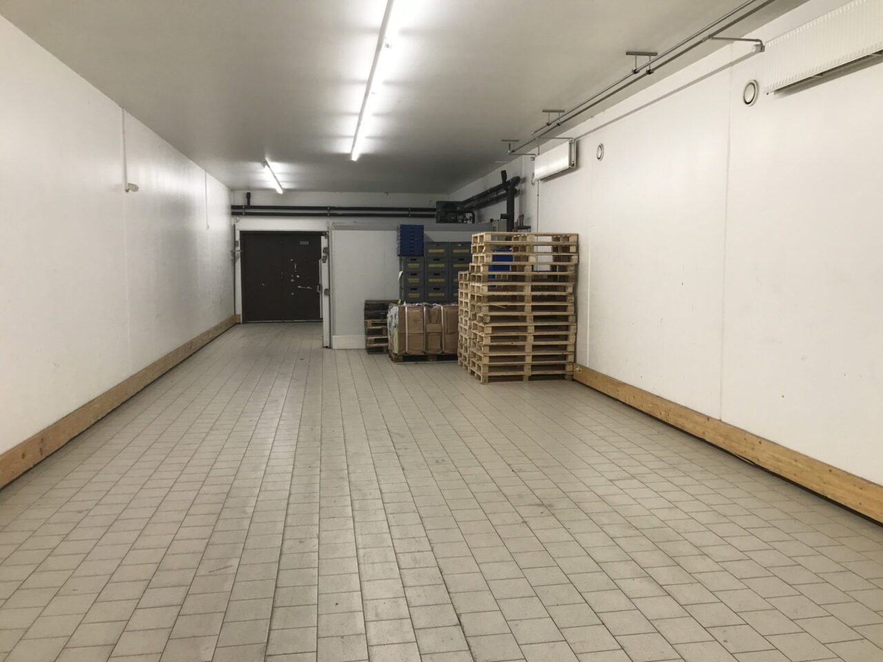 Erhvervsejendom til Leje i Toftlund - Mellem Lager med hvide vægge og lysegrå flise gulv
