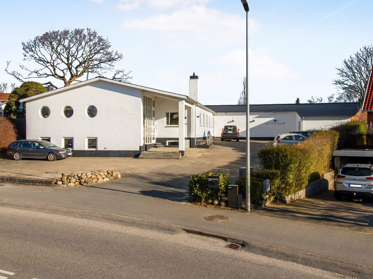 Kontor og Lager til Salg i Kolding - Hvid bygning som er facaden