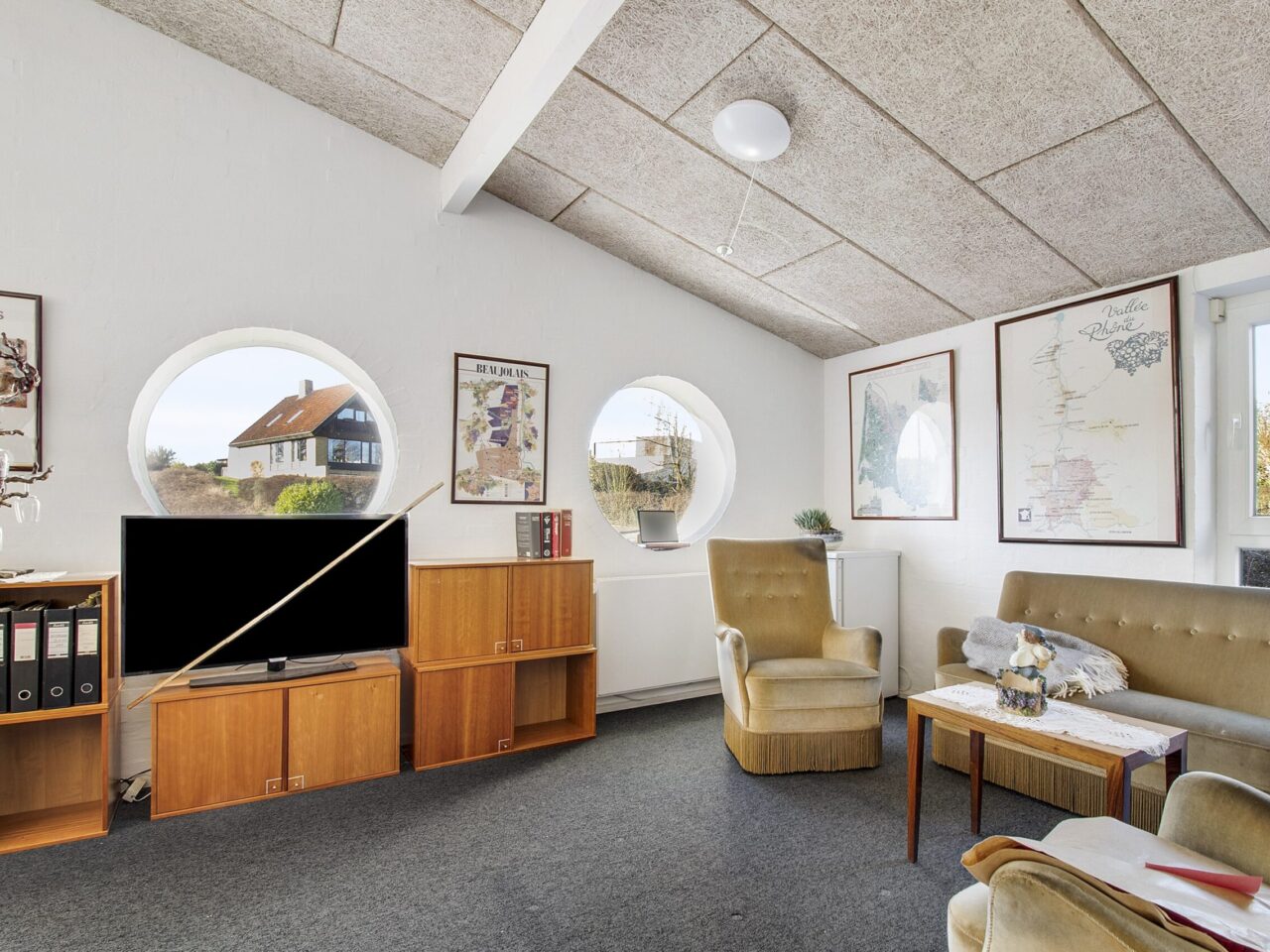 Kontor til salg i Kolding - Lys lokale med mange vinduer og grå gulvtæp, perfekt som et Kontor