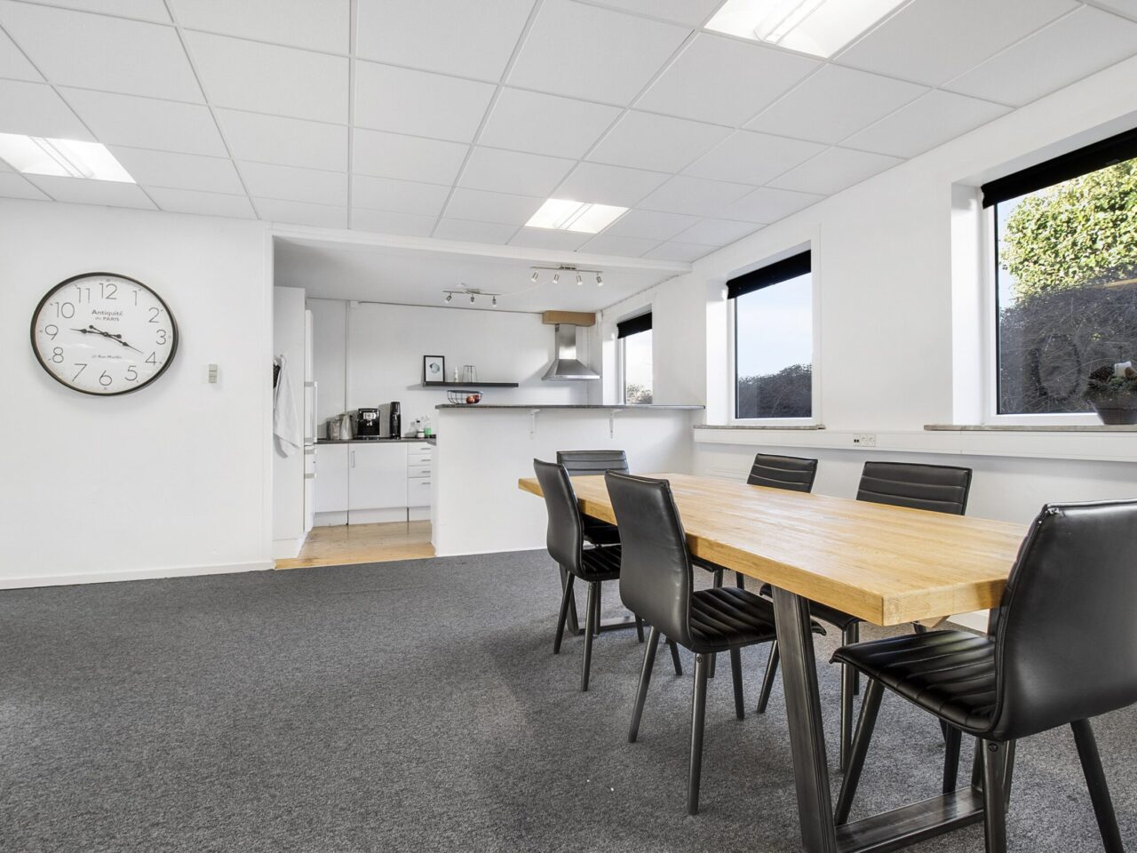 Kontor til Salg i Kolding - Personalerum eller mødelokale med hvide vægge og grå gulvtæppe