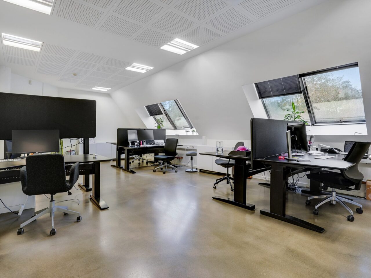 Kontorlokaler til leje i Kolding - Stor lyst rum, med plads til flere skrivebord i kontorfællesskab Kolding