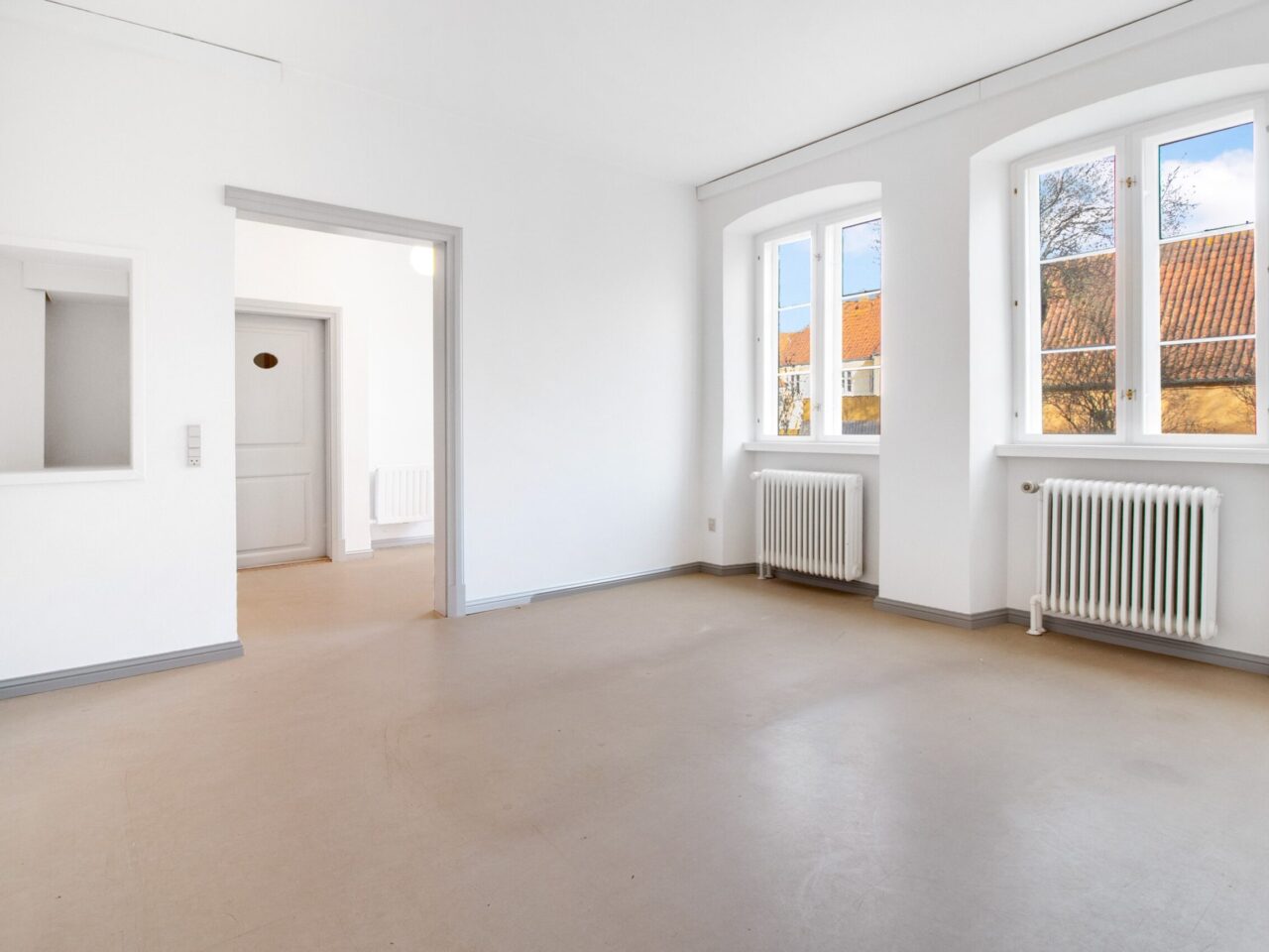 Lokaler til Leje i Christiansfeld - Hvid rum med trægulve og to vinduer