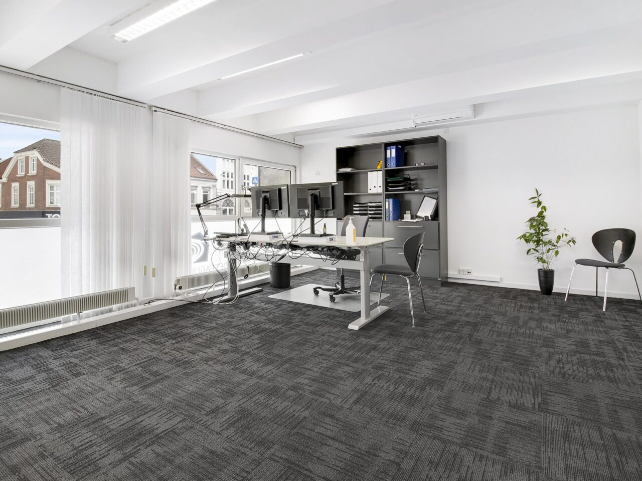 Lokaler til leje i Kolding Centrum - kontor med hvide vægge og loft, grå gulvtæppe og vinduer