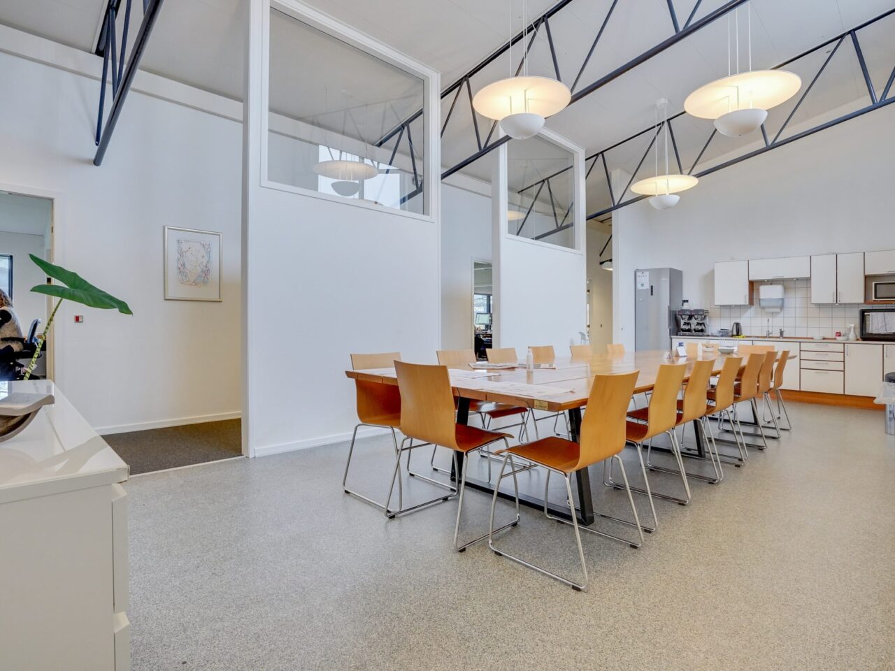 Kontorlokaler til leje i Vejen - Mødelokale med hvide vægge og lysegrå gulv, stor bord med orange stole